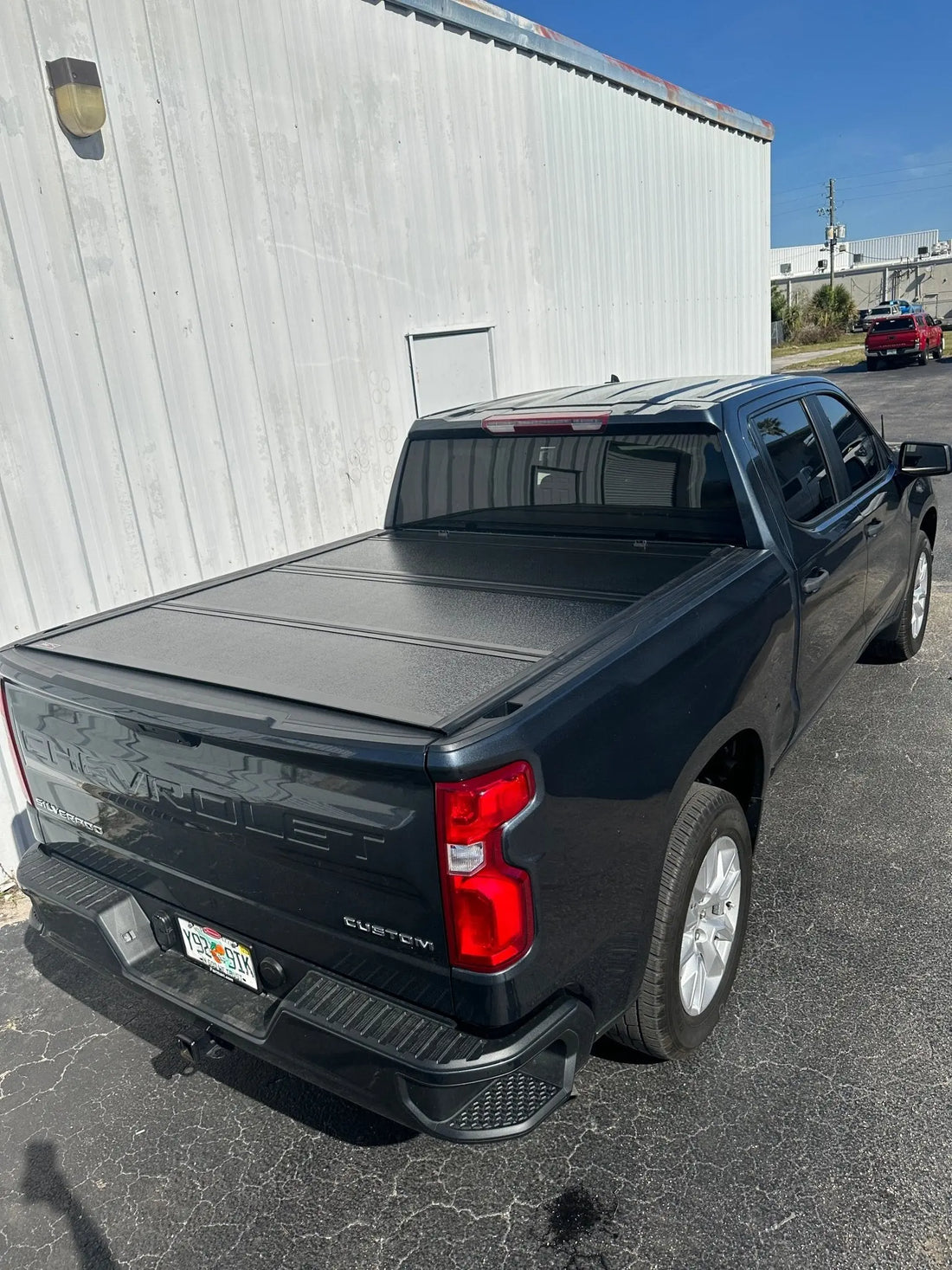 Pickup Truck’s Style with TonnoFlip Bed Cover 